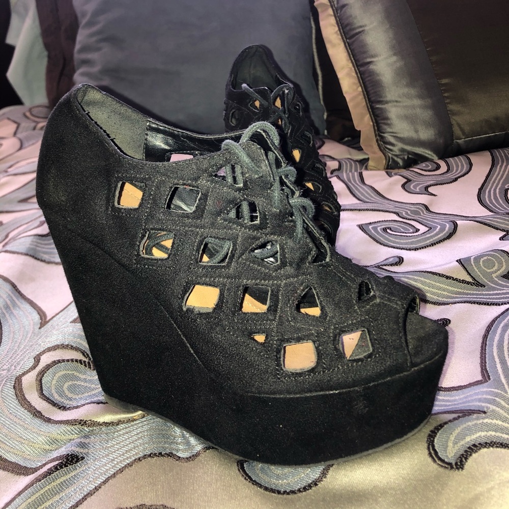 Black wedges